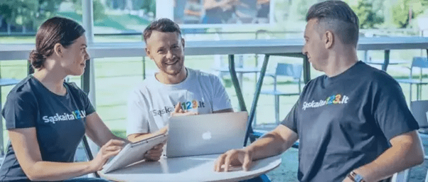 Freelanceris dirbantis nuotoliniu būdu mažame miestelyje.