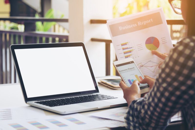 Profesionalus SEO specialistas analizuoja svetainės duomenis, siekdamas pagerinti paieškos sistemų rezultatus.