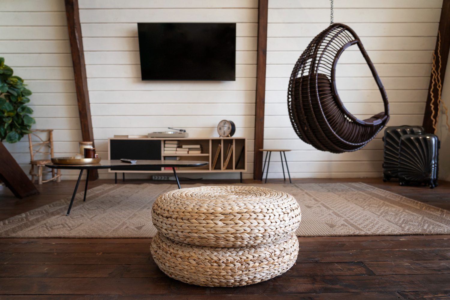 Estetiškai integruotos kolonėlės moderniame interjere, išlaikant garso kokybę