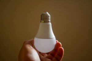 Moderni svetainė su taupiais apšvietimo sprendimais ir išmaniaisiais prietaisais.