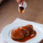 Perpjautas Velingtono kepsnys su sultinga jautiena ir auksine tešla ant medinės lentos