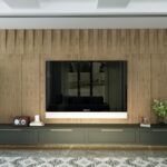 Modernus televizorius integruotas į stilingą svetainės interjerą ant akcentinės sienos.