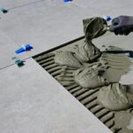 Preciziškas plytelių lyginimas: nuo pirminės kontrolės iki sukietėjusių klijų šalinimo