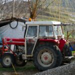 Kodėl mini traktorius su siauresniais galiniais ratais geriau tinka senam obelų sodui